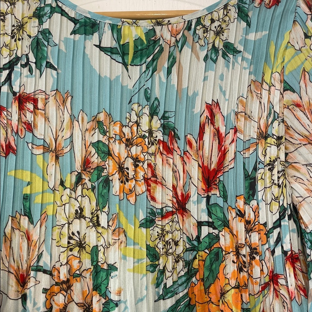 Floral Women's Top - Multicolor flowers, light, relax fit.  size M - Picture 6 of 8